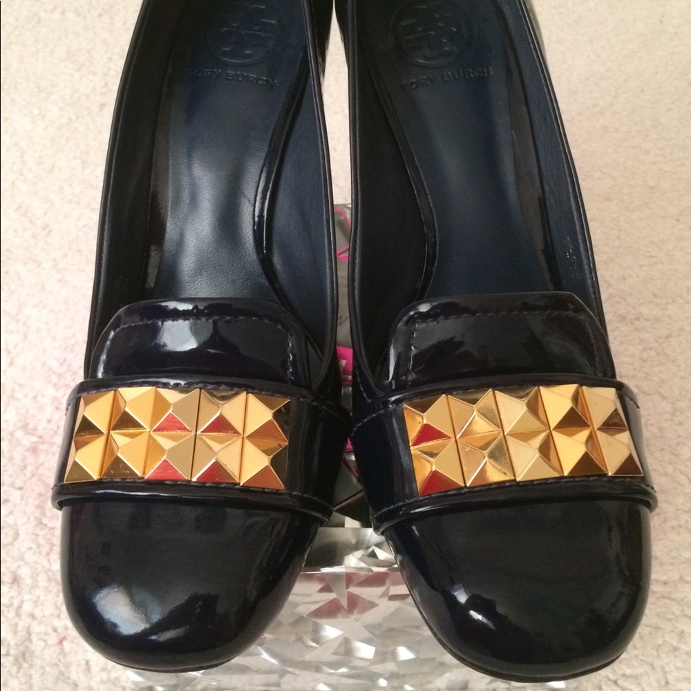 TORY BURCH Shiny Patent Leather Gold Studs Pumps